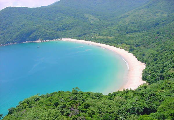 A praia de Lopes Mendes localiza-se no lado oceânico da Ilha Grande, 